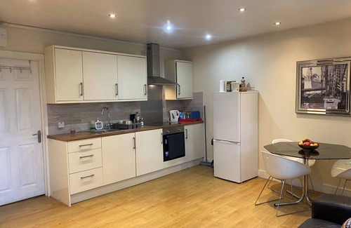 High Wycombe House | 1-Bed unit 10 minute drive from Hellfire Caves