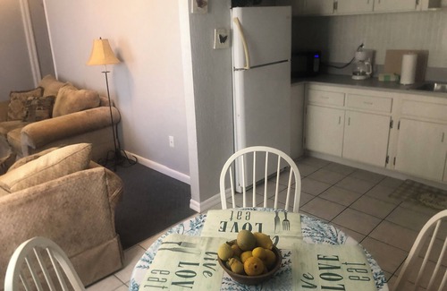 Cocoa Beach Apartment | 1 bedroom 1 bath full kitchen 2 twin beds