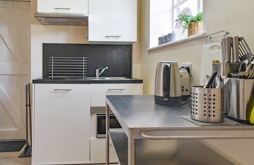 Yarmouth Cottage | 1 bedroom accommodation in Wellow, near Yarmouth