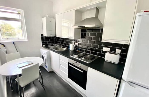 Mile End Apartment | 1 Bedroom Apartment 3 mins walk Mile End Station