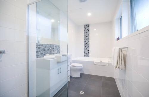 Stirling Bed & Breakfast | 1 Bedroom Balcony Apartment