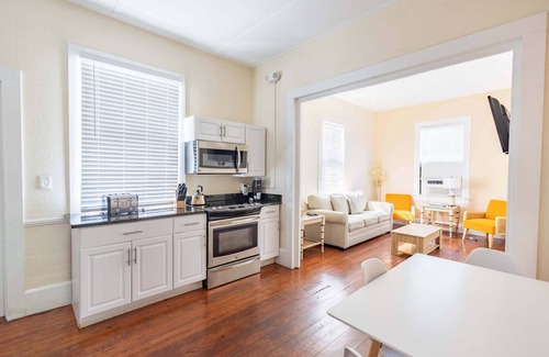 Historic Seaport House | 1 Block to Duval St | Banana's Foster Guesthouse