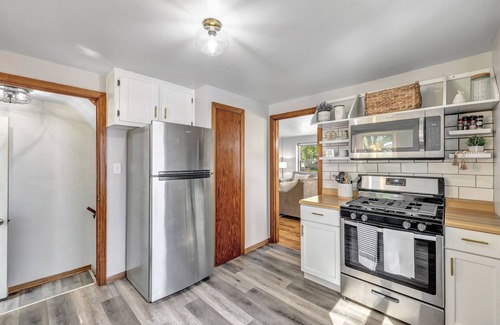 Green Bay House | 1 Mile to Lambeau–Modern historic charm.
