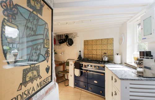 Winterbourne Earls Cottage | 1 PEACOCK COTTAGE, pet friendly, with a garden in Salisbury