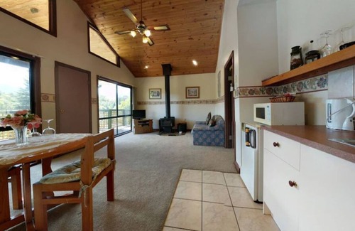 East Warburton Cottage | 1 x Queen Bedroom Cottage with Spa