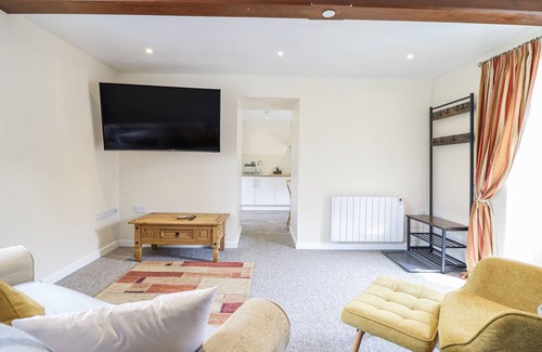 Llandinam Cottage | 1 Y LLEW, romantic, with a garden in Caersws