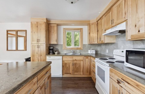 The Blue Mountains House | 10 Bedroom Executive Chalet w/Hot Tub (106 Pilsen Way)