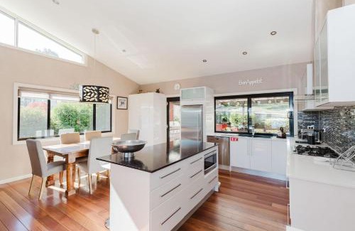 East Jindabyne House | 10 Kanangra House - 1-10 Kanangra Crescent