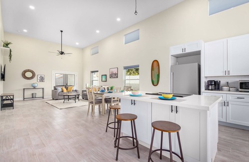 Phoenix House | 10 Min from Super Bowl, Shopping, NEW home, King Beds, Sleeps 10