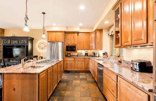 Winterwood House | 10 min to Breck; Private Hot Tub; Bonus Room