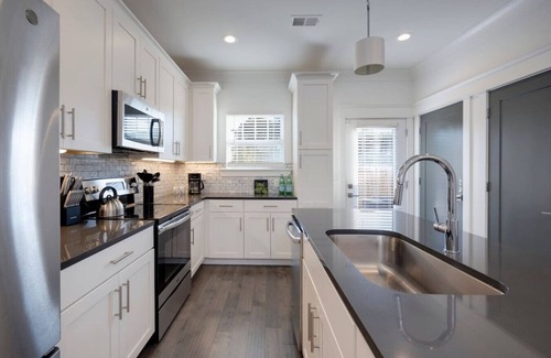 Urbandale Nations Apartment | 10 Min To Broadway -Beautiful Music City Townhome