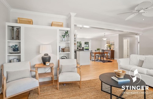 Beaufort House | 10 min to Parris Island - Pet friendly Retreat w/Yard & 1-1 Guest House