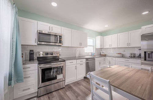 Clearwater House | 10 Min to the Beach! King Bed, Walk In Shower, Pet Friendly, Spacious Parking