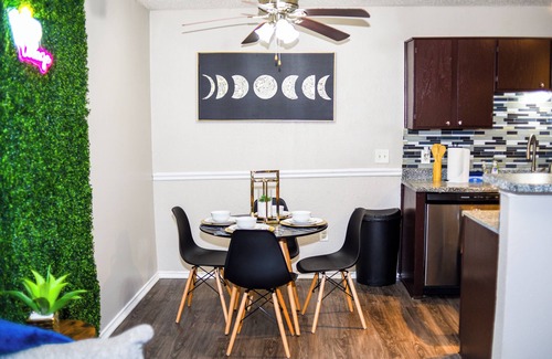 Grand Prairie Apartment | 10 Mins Away Cowboy/Ranger Stadium 1b/1b