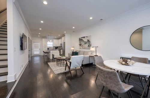 Urbandale Nations Apartment | 10 Mins To Broadway - Modern Gated Townhome