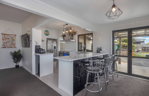 Mangapai House | 100m to Beach! Hot tub! Pet friendly! Games room!