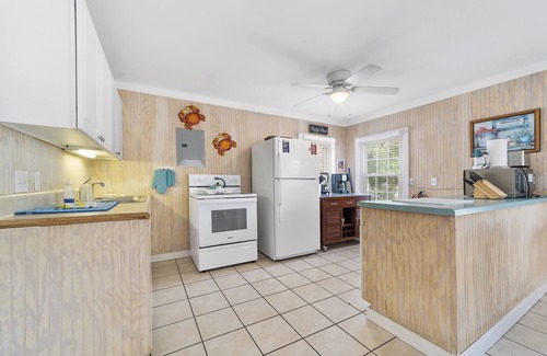Crescent Beach House | 10BDR★Sleeps 20★Private Pool★BBQ★Great 4 Families★Groups★Golf★2 Blks 2 beach