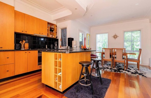 Brighton East House | 10min drive to the beach, superb private self contained bedroom, bathroom & WIR