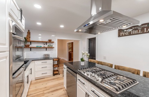 Mount Pocono Cabin | 11 bedroom Lodge - Swim Spa/Hot Tub - Firepit - Game room - sleeps 26