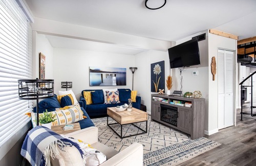 Michigan City House | 12-20 Guests | GameRm | Hot Tub-all year | Dog OK