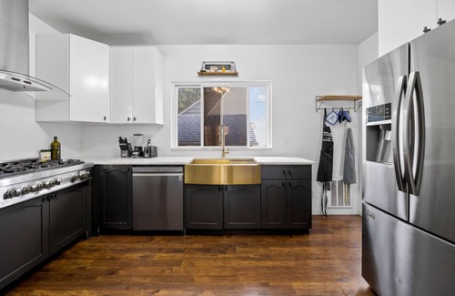 New Rochelle House | 14 Guest Family Getaway- 40 min from NYC