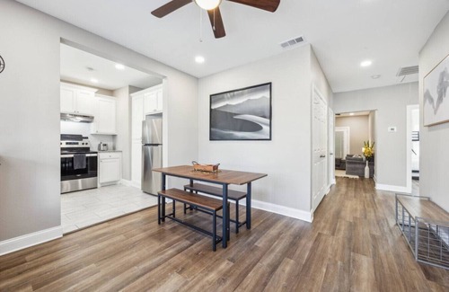 Oak Cliff House | 15 Bed Home Minutes from Dallas