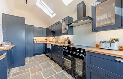 Banbury Cottage | 16th century converted mill in the Cotswolds with a hot tub -Little Barford Mill