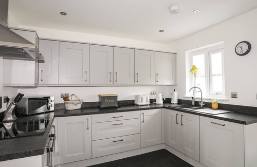 Brynteg Cottage | 19 PARC DELFRYN, pet friendly, with a garden in Benllech