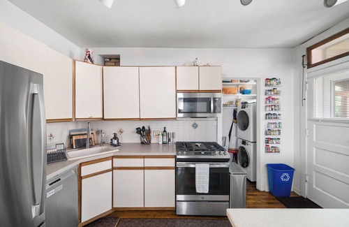 Rogers Park Condo | 1910 Charming Historic Flat - Walk to Beach & Loyola!