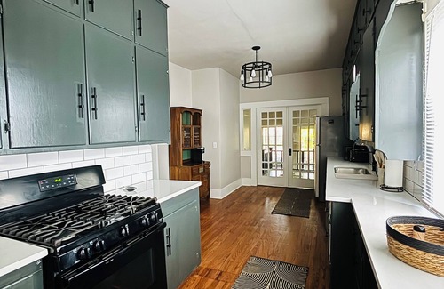 Cushing House | 1920’s Bootlegger Inn. 2-bedroom house with WiFi, AC in peaceful Cushing