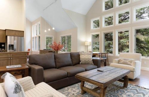 Highland Meadows House | 1935 Vermont Road A