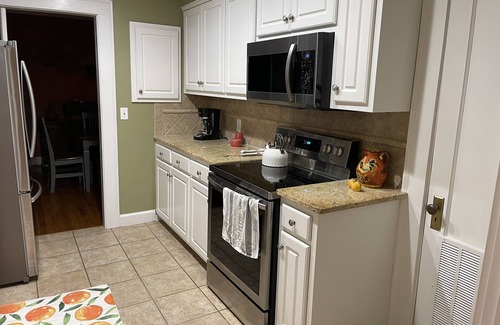 Columbus House | 1940s 3 Bedroom 2 Bath fully furnished home in the historic Overlook District