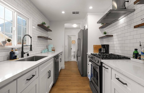 Lennox House | 1970s Style Cozy Home with Fireplace Yard & Hot Tub