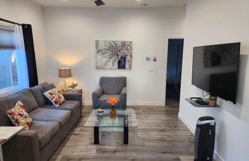 Northridge Apartment | 1Bed 1Full Bath, Full Kitchen, Queen Sofa Bed, Queen Bed, Parking, EV