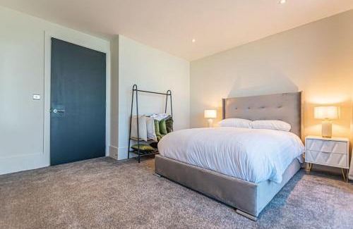 The Docks Apartment | 1BR Apt - Balcony - River View