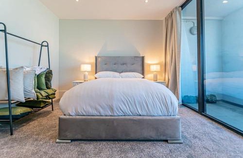 The Docks Apartment | 1BR Apt - Balcony - River View