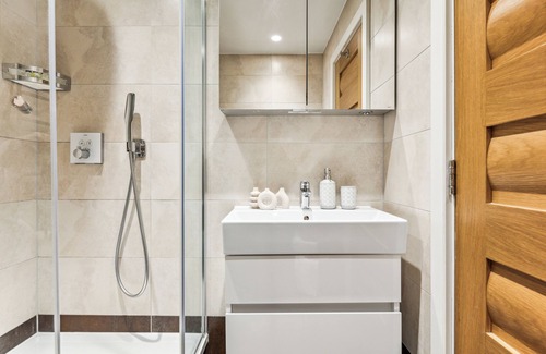 Queenhithe Apartment | 1BR by the Thames & Walk to St. Paul's