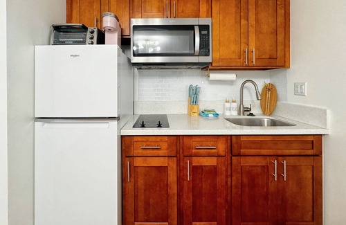 Downtown Honolulu Apartment | 1BR Ocean/Sunset View w/Parking