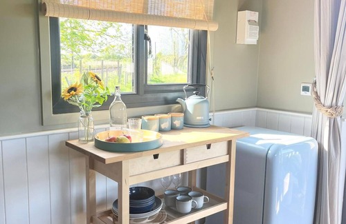 Morpeth Cabin | 1Br-Sleeps2-Field View-Parking-Cabin Experience