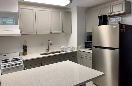 East Ocean Ave Apartment | 2/1 Coastal Town Oasis ~ Minutes to the Beach