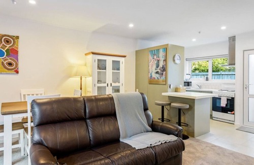 Epsom House | 2/32 Ferryhill Road, Epsom, Auckland 1023, New Zealand