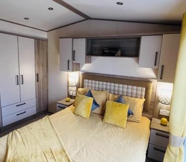 Whitley Bay House | 2 Bed Caravan - Sleeps 6 - Parking - Pets