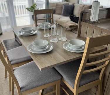 Whitley Bay House | 2 Bed Caravan - Sleeps 6 - Parking - Pets