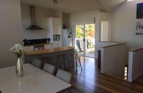 Smiths Beach House | 2 Bed Coastal Getaway - Walking distance to beach