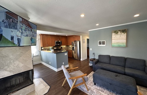Crown Point Condo | 2 Bed Condo Steps From the Bay w/ Balcony