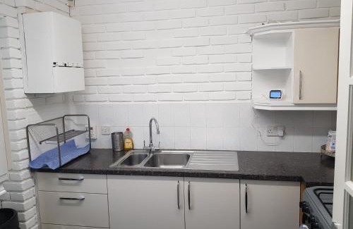 Bolton House | 2 Bed House - Sleeps 4 - Pets - Garden - Parking