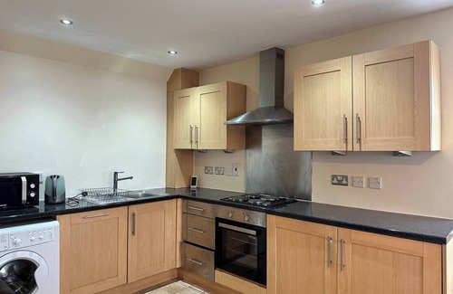 Chorlton-cum-Hardy Apartment | 2 Bedroom, 2 Bathrooms Apartment with Free parking