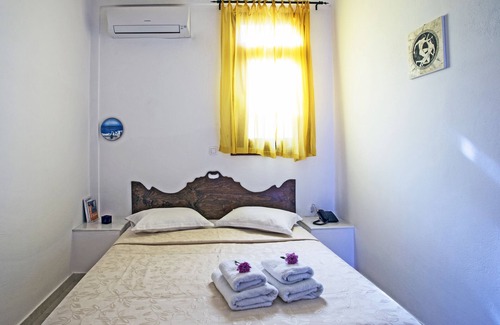 Perissa House | 2 bedroom apartment for 5 with free car rental