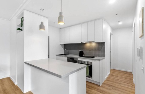 Chinatown Apartment | 2-Bedroom Apartment in Paris End of Melbourne CBD