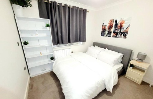 West Byfleet Bed & Breakfast | 2 BEDROOM APT WITH 2 COMFORTABLE KING SIZE BEDs, FREE PRIVATE PARKING, EASY ACCESS TO LONDON